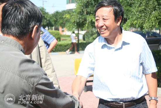 天津蓟县副县长胡晓光与我院常务副院长马铁英亲切握手