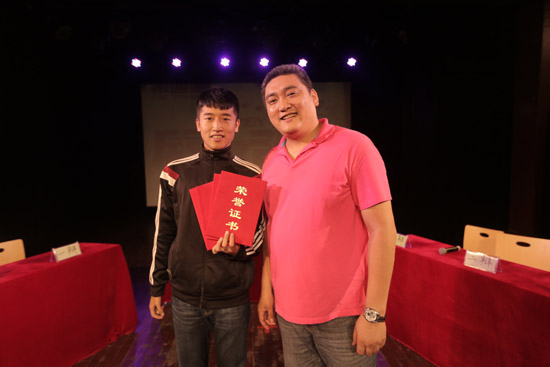影视戏剧学院院长吴迪为"最佳辩手"颁奖